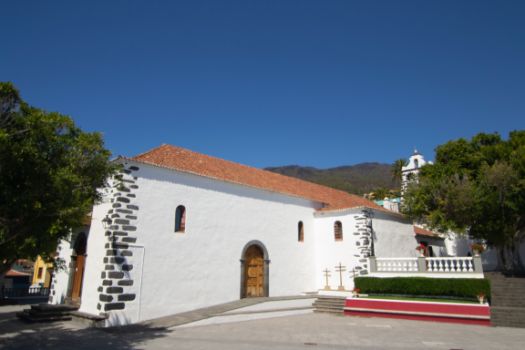Iglesia de Nuestra Señora de la Candelaria, junto al inicio de la etapa en Tijarafe