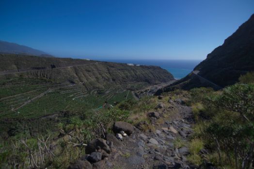 El descenso se realiza por un sendero con bastante pendiente, pero con unas vistas espectaculares