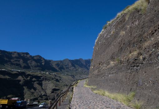 Ya al otro lado del barranco, el camino emprende el ascenso hacia los Llanos de Aridane