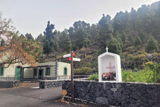 Acceso a la pista forestal que lleva a Los Canarios tras el cruce de la carretera LP-2