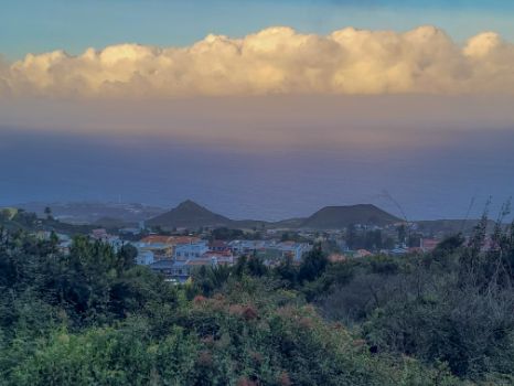 Vistas hacia el Atlántico desde el barranco de Blas, en segundo plano las casas de la localidad de El Pueblo (Villa de Mazo) y, al fondo, el aeropuerto de La Palma