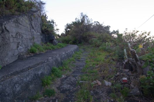 La etapa discurre durante unos metros junto a un canal de riego