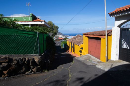 El último tramo de la ruta se realiza completamente rodeado por las viviendas de Santa Cruz de La Palma