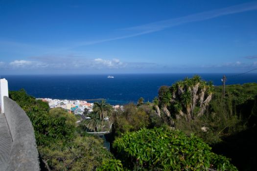 Vistas del océano y de Santa Cruz de La Palma durante la bajada hacia la capital de la isla