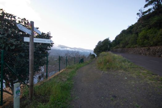 El camino toma un sendero que va rodeando la montaña de La Breña