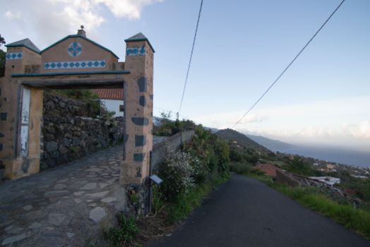 El camino pasa junto a la Casa del Cura