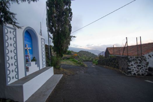 Una de las características cruces que se encuentran durante el recorrido, en concreto la cruz de Poleal