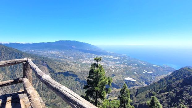 Vistas del Barranco de las Angustias y del Valle de Aridane desde el Mirador de la Hoya.