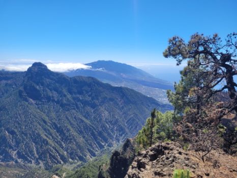 Panorámica del pico Bejenado, la Dorsal Cumbre Vieja, el Valle de Aridane y el volcán Tajogaite.