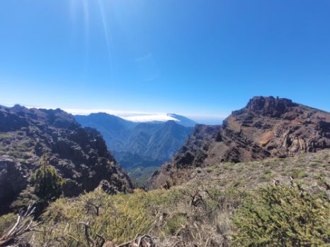 Panorámica de las cumbres de La Caldera de Taburiente, el pico Bejenado y la Dorsal Cumbre Vieja desde el Roque Chico.