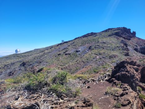 Vistas del último tramo de la etapa 1 rodeando el Roque Chico y las primeras instalaciones del observatorio