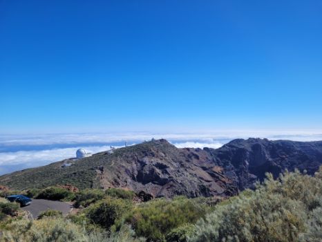 Panorámica del Observatorio Astronómico y del mar de nubes desde el Roque de los Muchachos 