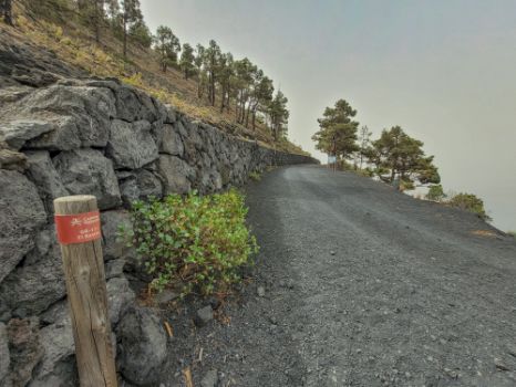 El camino discurre a media ladera por la falda del volcán de San Antonio