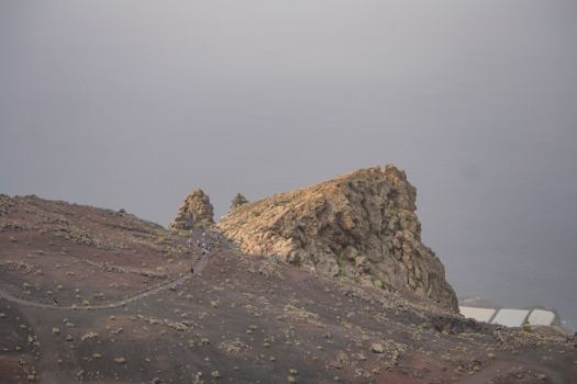 Visitantes llegando al Roque de Teneguía