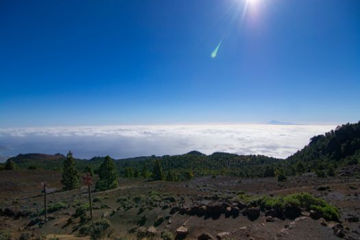 Vistas hacia el sureste desde Hoyo negro, entre el mar de nubes se puede apreciar la isla de Tenerife.