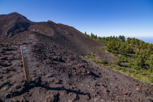 El camino rodea el volcán El Duraznero