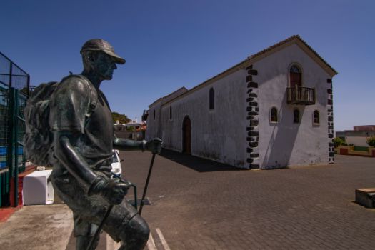 Monumento al caminante y la iglesia de San Antonio Abad, en Los Canarios