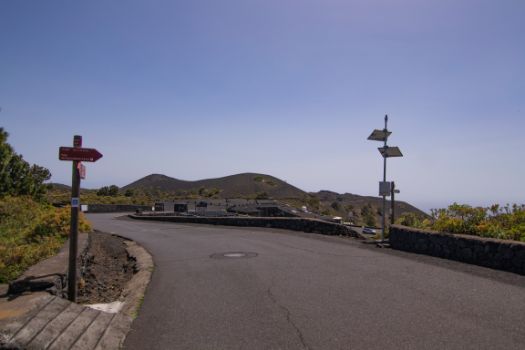 El camino rodea el centro de visitantes del volcán de San Antonio