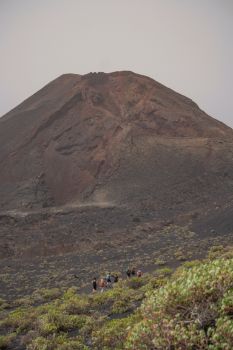 Caminantes dirigiéndose al volcán de Teneguía