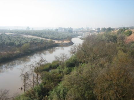 Vistas aguas abajo desde un puente sobre el río