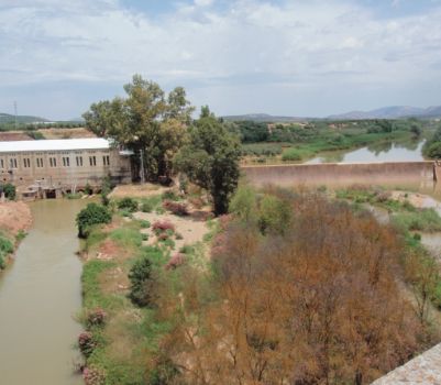 Antigua central hidroeléctrica y azud sobre el río Guadalimar