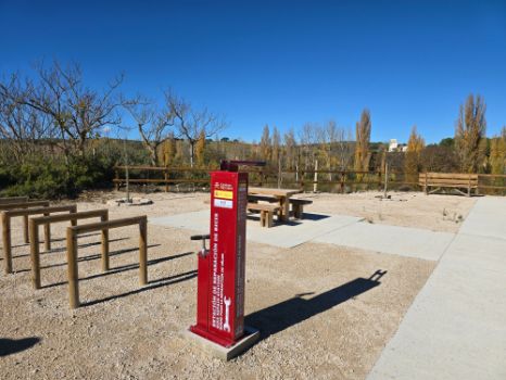 Estación de reparación de bicicletas en el área de descanso de Balazote