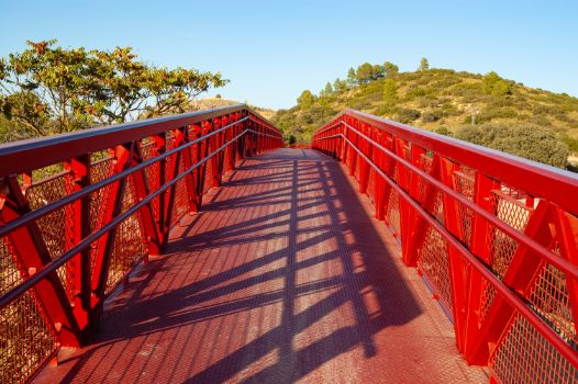 Detalle de la pasarela metálica sobre la carretera CM-313