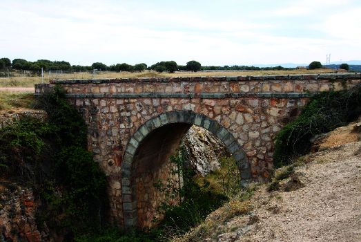 Puente que cruza la antigua vía del tren