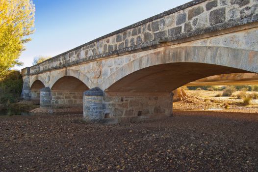 Puente de tres arcos sobre el río Riaza