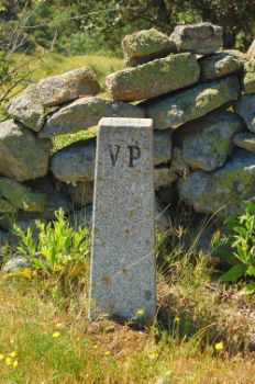 Mojón de piedra indicativo de vías pecuarias