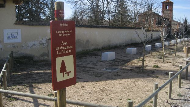 Área de descanso La Pilarcita con la Ermita al fondo