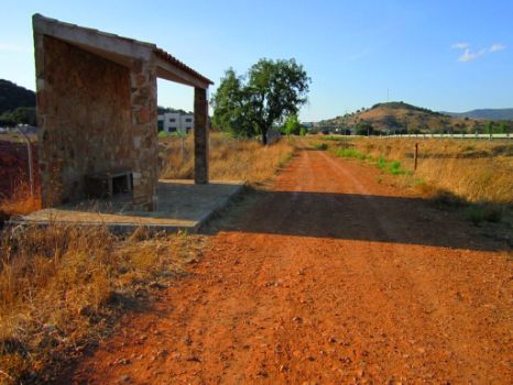 Marquesina en el sendero de tierra