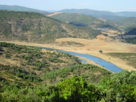 Vista del Guadiana desde el camino de ascenso al refugio de Valhondillo