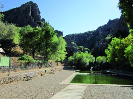 Piscina Natural del Castañar, situada a los pies de un macizo rocoso