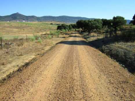Vista del camino con el castillo de Herrera a la izquierda