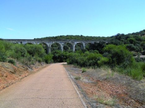 Detalle del acueducto del canal secundario que discurre junto al Camino