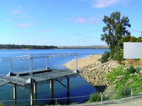 Escenario sobre el agua del embalse de Orellana