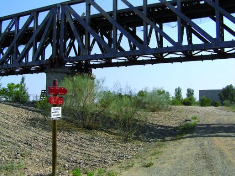 Paso bajo el puente del tren