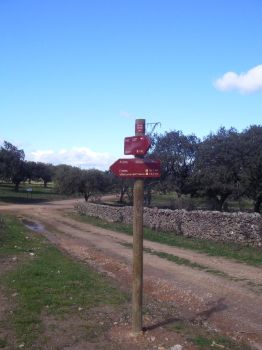 Señalización en el desvío hacia Cheles por el Camino de Villanueva del Fresno