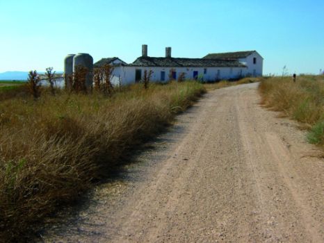 Desvío junto a casa con tinajas