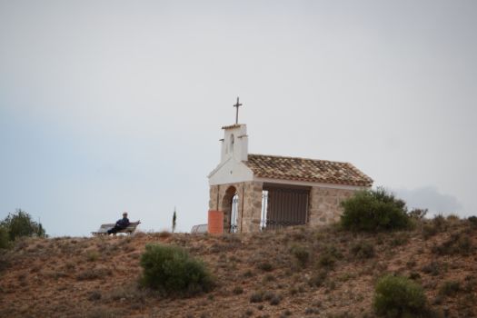 Ermita a la llegada a Albaladejo del Cuende