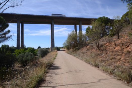 Paso bajo el viaducto de la A-3