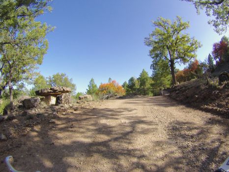 Mesa de piedra junto al Camino Natural