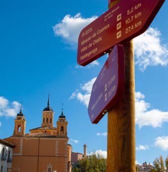 Iglesia de la Virgen de la Luz desde el Camino Natural