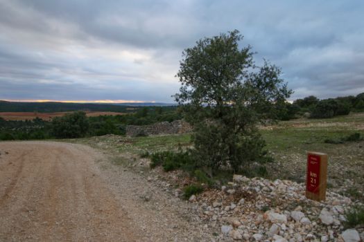 La ruta pasa junto a las ruinas de una tinada