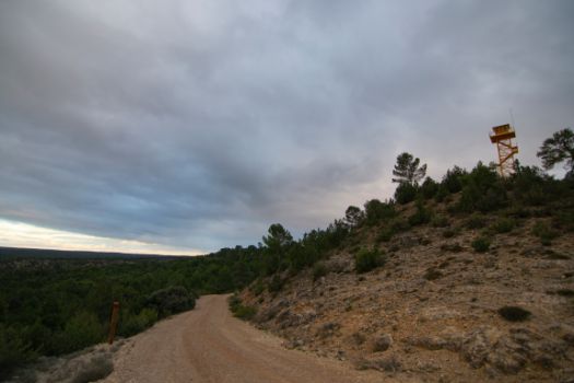 El camino pasa bajo una torre de vigilancia forestal