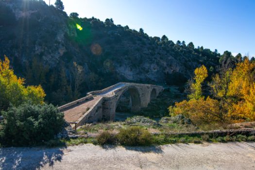 El puente de El Castellar desde el otro lado del río Júcar