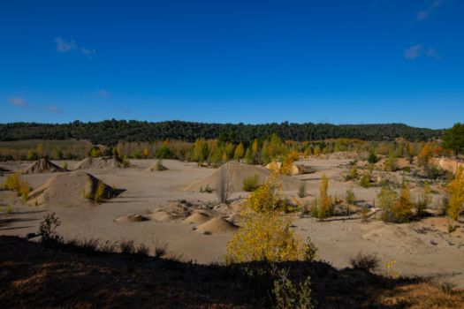 Cantera de áridos a un lado de la ruta