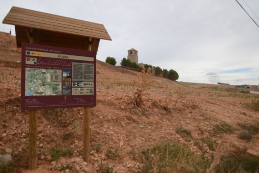 La antigua iglesia de La Asunción de Albaladejo del Cuende desde el Camino Natural