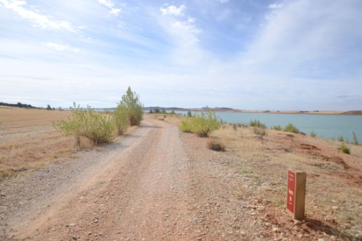 Gran parte de la etapa discurre por la orilla del embalse de Alarcón